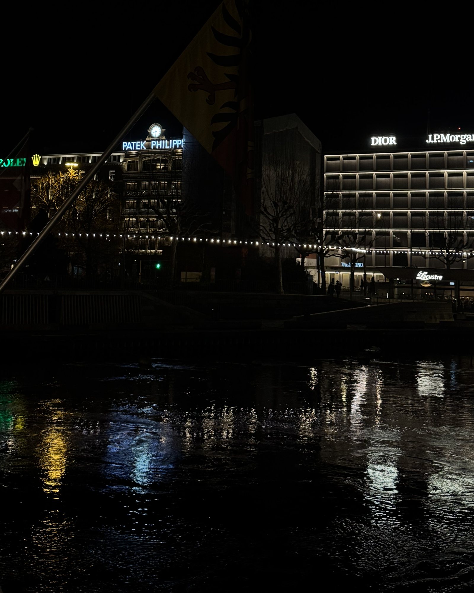 Le quai de Genève la nuit, l'une des trois implantations du cabinet