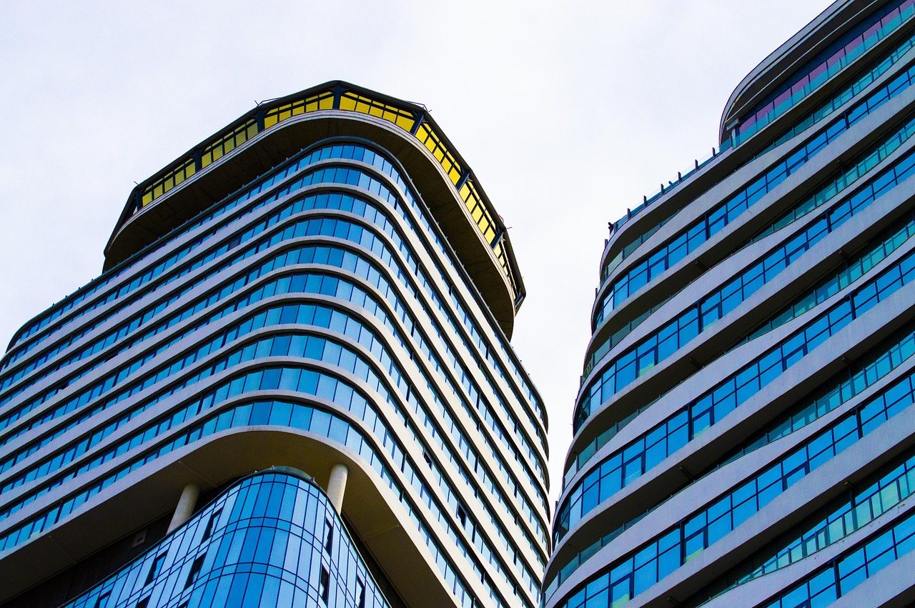 Tours de bureaux contemporaines en verre, vues depuis la rue