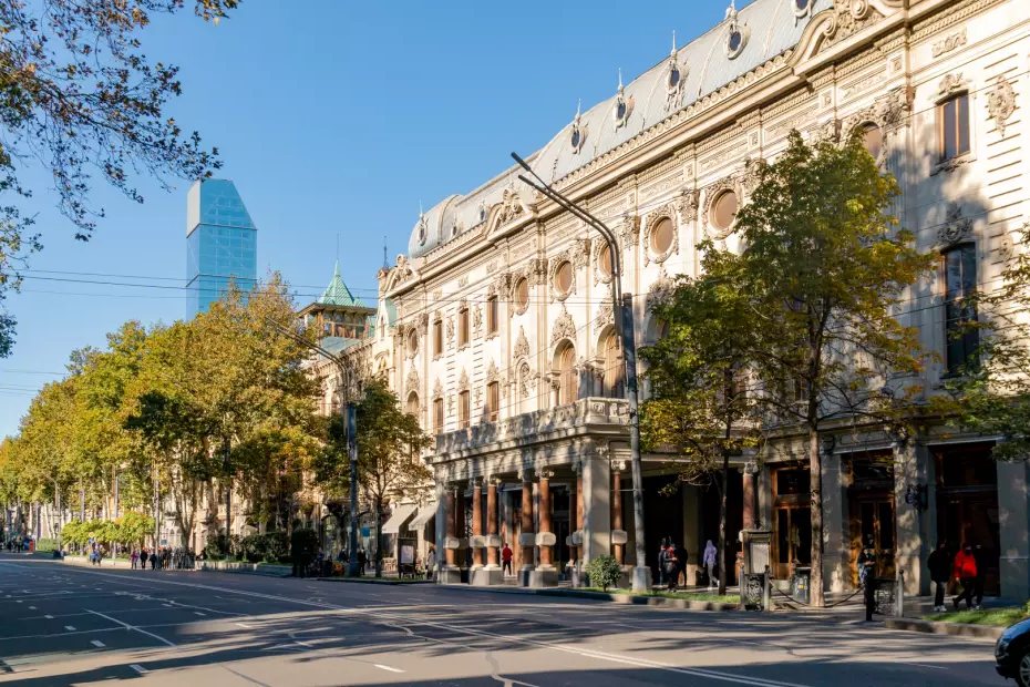 L'avenue Roustavéli, artère commerciale et institutionnelle de Tbilissi
