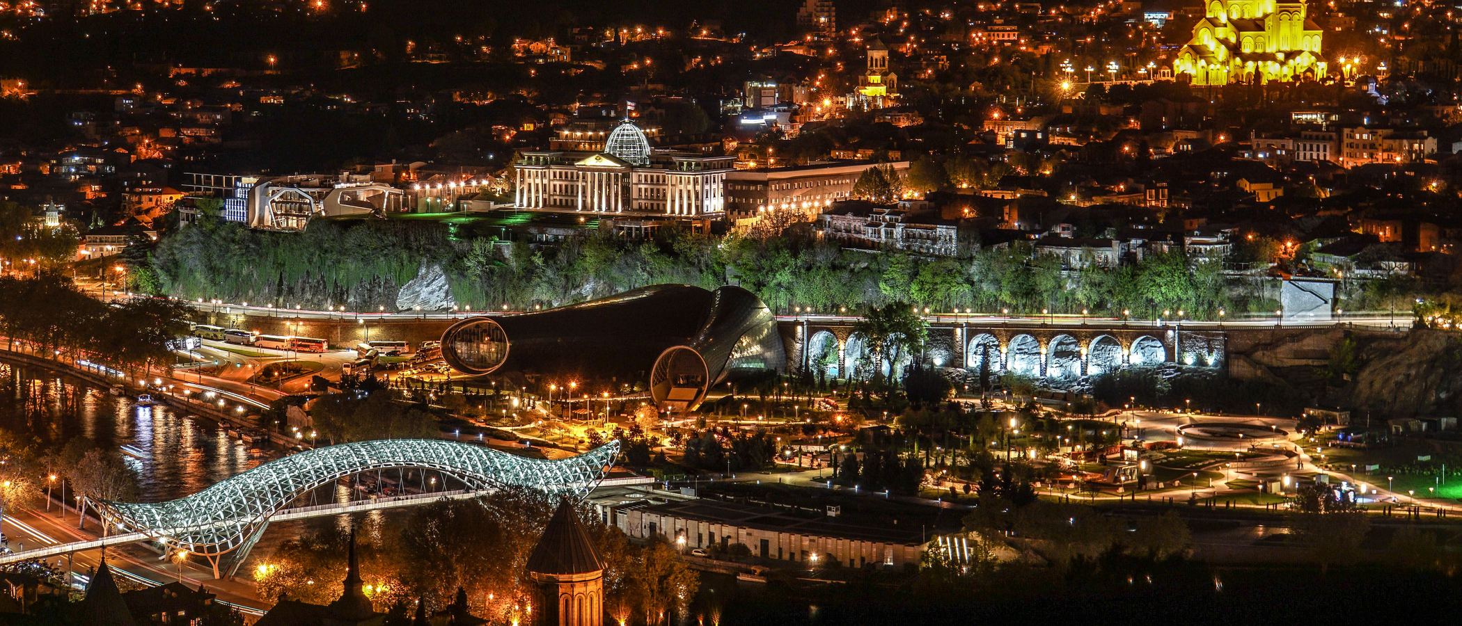 Le pont de la Paix et le centre de Tbilissi la nuit, vus d'en haut