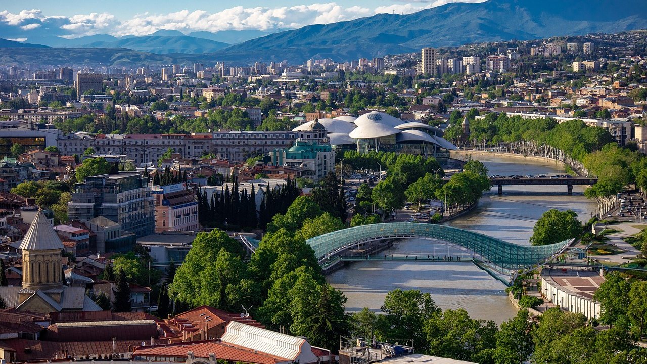 Le centre de Tbilissi vu d'en haut, la Mtkvari, le pont de la Paix et la Maison de la Justice