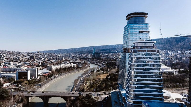 Une tour de verre incurvée au bord de la Mtkvari, dans le centre de Tbilissi